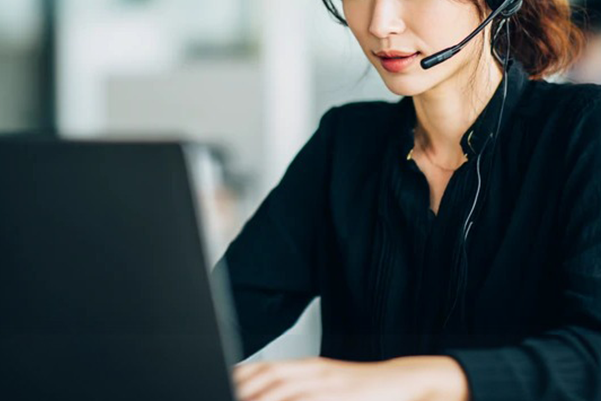 問い合わせに回答しているイメージ