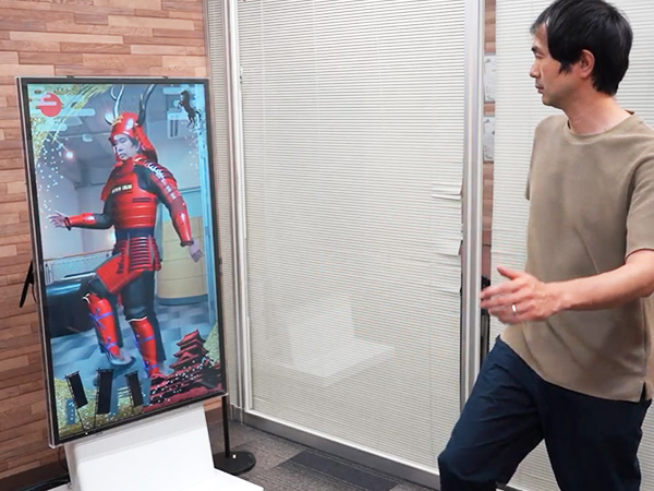 画面の前に立つだけで仮想試着